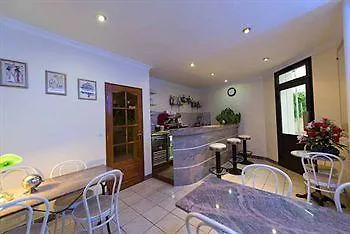 Hotel Le Petit Chateau Proche Parc Des Expositions Porte De Versailles 2*